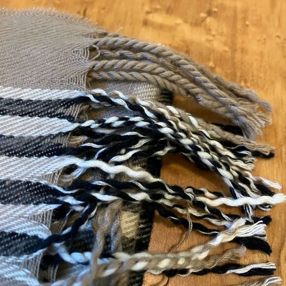 Beautiful, large plaid scarf, no tags, excellent condition - Picture 2 of 4
